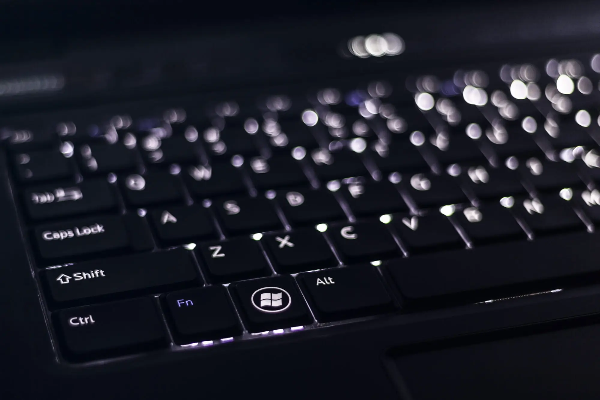 Le clavier parmi les équipements informatiques d'AtooSystem, entreprise informatique à la Roche sur Yon en Vendée